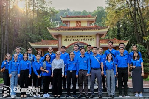 Đoàn khối các cơ quan tỉnh và Đoàn khối doanh nghiệp tỉnh về địa chỉ đỏ tại Hà Tĩnh, Nghệ An