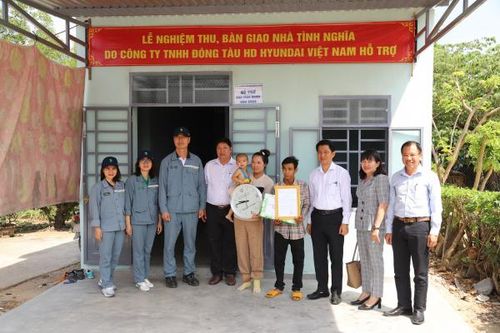 Công ty TNHH Đóng tàu HD Hyundai Việt Nam trao 9 nhà tình nghĩa trên địa bàn thị xã Ninh Hòa