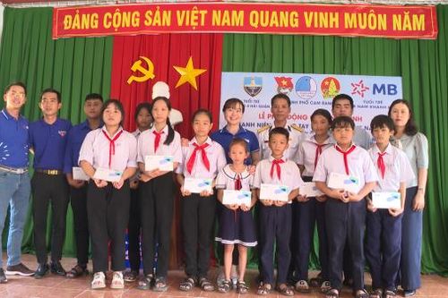 Tuổi trẻ Vùng 4 Hải quân: Phối hợp chung tay làm sạch biển