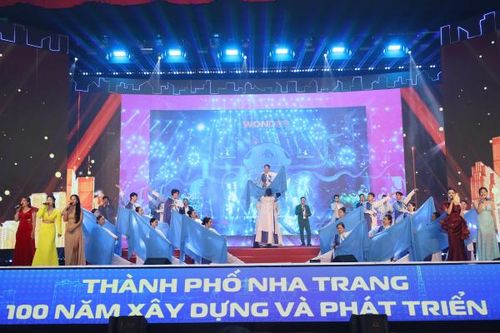 Hát mừng thành phố 100 năm