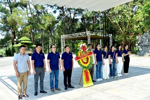 Báo Tuyên Quang dâng hương tại Nghĩa trang liệt sỹ quốc gia Trường Sơn