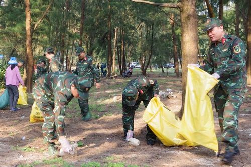 Bộ đội, dân quân và Nhân dân chung tay vệ sinh môi trường biển