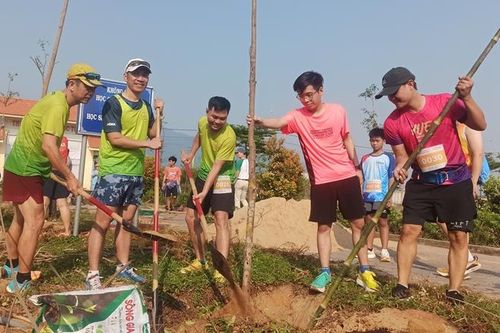 200 vận động viên tham gia 'Chạy vì những ngôi trường xanh'