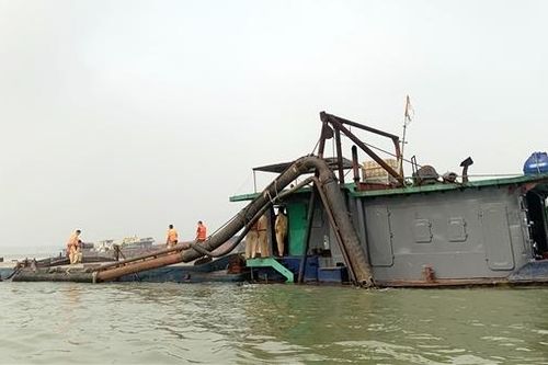 Cảnh sát đường thủy bắt tàu cát tặc vừa 'ăn no hàng' trên sông Hồng
