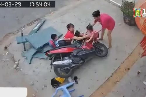 Để trẻ ngồi trước, xe máy mất lái đâm vào hai người
