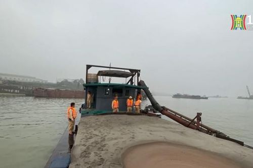 Bắt tàu cát tặc vừa 'ăn no hàng' trên sông Hồng