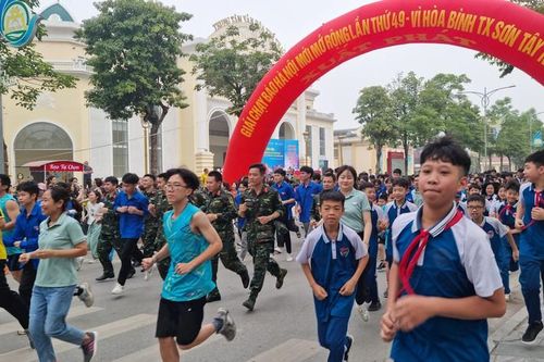 Hà Nội: Gần 1.000 học sinh hưởng ứng Lễ phát động Giải chạy Báo Hànôịmới thị xã Sơn Tây