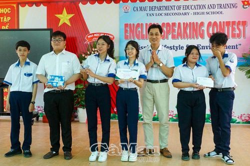 Sôi nổi cuộc thi hùng biện tiếng Anh