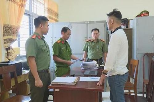 Bắt đối tượng làm giả giấy tờ, mở nhiều tài khoản ngân hàng để đánh bạc