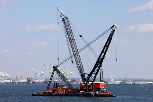 Mỹ tháo dỡ cầu sập tại Baltimore