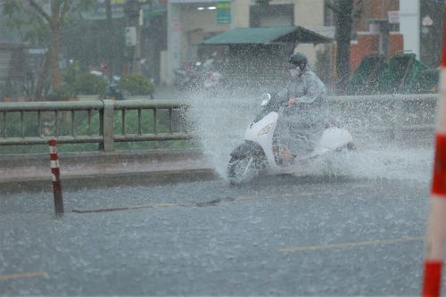 Đà Lạt mưa trắng trời, nhiều nơi xuất hiện mưa đá