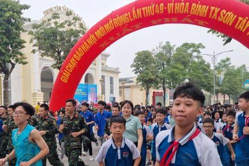 1.500 VĐV hưởng ứng tại Lễ phát động Giải chạy Báo Hànôịmới thị xã Sơn Tây