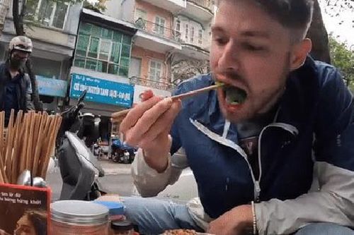 Khách Tây khen ngợi hương vị của một món bình dân bán đầy vỉa hè Việt Nam, nhận xét: 'Ngon bổ rẻ'