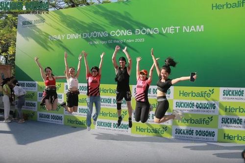 Dinh dưỡng lành mạnh song hành vận động thường xuyên giúp duy trì và nâng cao sức khỏe