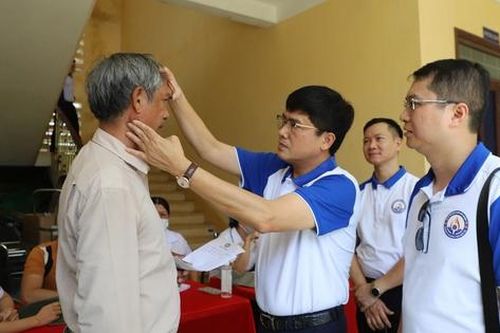 Tuổi trẻ ngành y chăm sóc sức khỏe, phát thuốc miễn phí cho 500 người dân ở Lý Sơn