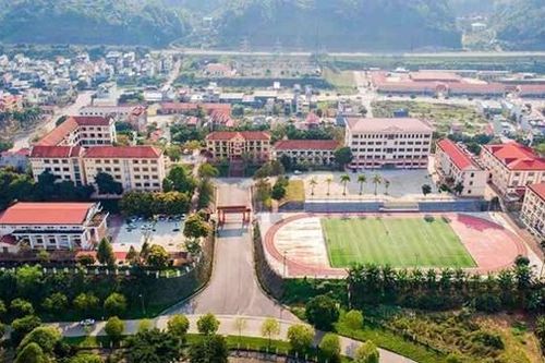 Nữ sinh lớp 11 rơi từ tầng 5 xuống đất ở trường chuyên Lào Cai