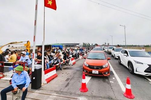 Sang bến mới, phà đi về Cát Bà vẫn tắc