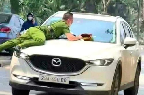 Sẽ xử lý nghiêm lái xe Mazda hất cảnh sát lên nóc capô