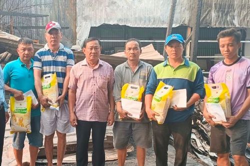 Động viên, hỗ trợ 5 gia đình có nhà bị cháy ở An Giang