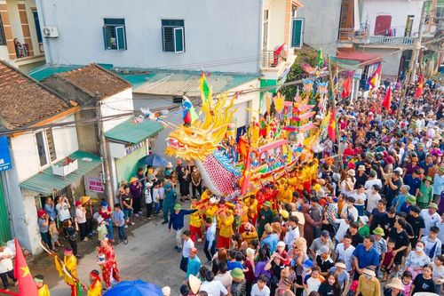 'Biển người' đi xem rước thuyền Long Châu
