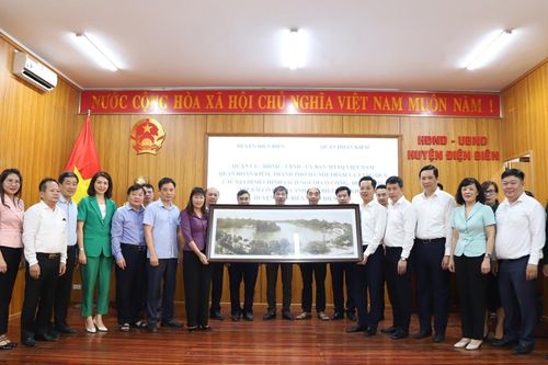 Quận Hoàn Kiếm thăm, tặng quà gia đình chính sách, người có công tại Điện Biên