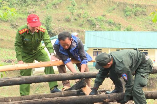 Hơn 100 cán bộ, chiến sĩ Công an tỉnh Hà Giang giúp dân khắc phục hậu quả thiên tai