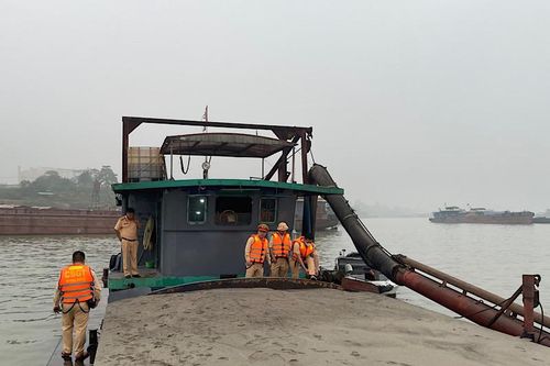Trấn áp 'cát tặc' trên sông Hồng