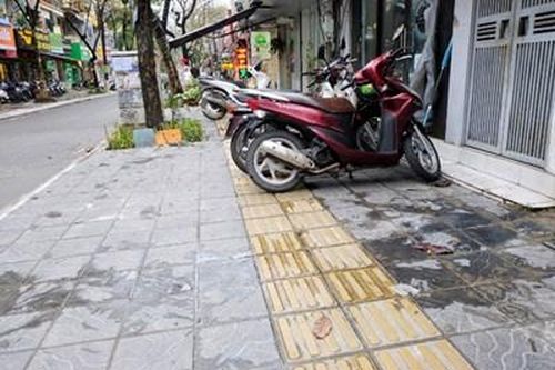 Khi vỉa hè 'đánh đố' người khiếm thị