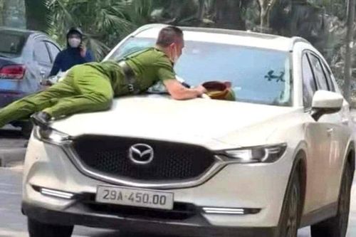 Truy tìm lái xe hất công an lên nắp capo để bỏ chạy
