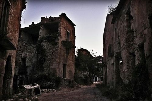 Bí mật đáng sợ về 'thị trấn ma' rùng rợn nhất Italy