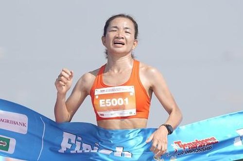 Nhà vô địch Tiền Phong Marathon Nguyễn Thị Oanh được người dân chào đón nồng nhiệt