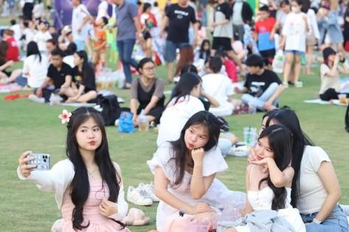Hàng nghìn người đổ về khu Đông TPHCM 'sống chậm'