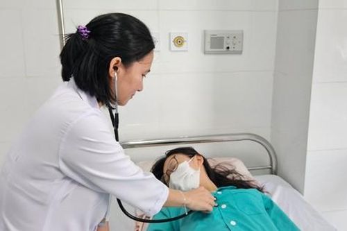 Nhiều học sinh tại Nha Trang nhập viện sau khi ăn cơm gà