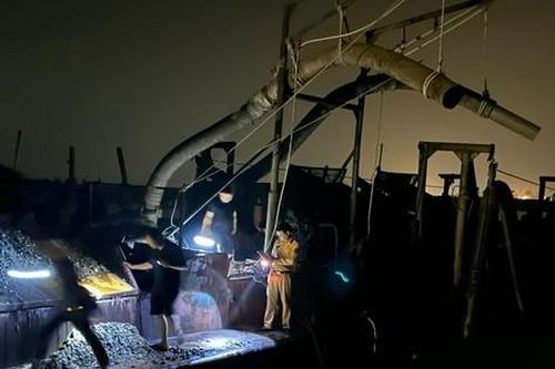 Cảnh sát nổ súng bắt giữ 'cát tặc' trên sông Hồng
