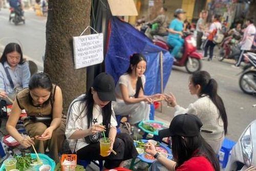 Khách xếp hàng chờ ăn món mỗi năm chỉ có một lần ở Hà Nội