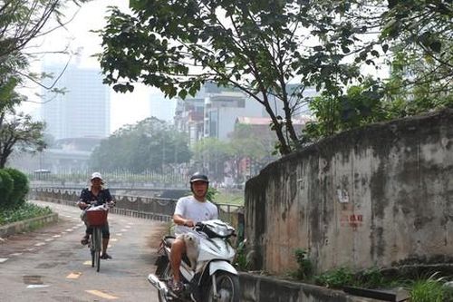 Tháo rào chắn, xe máy 'chen chân' vào tuyến đường dành riêng cho xe đạp ven sông Tô Lịch