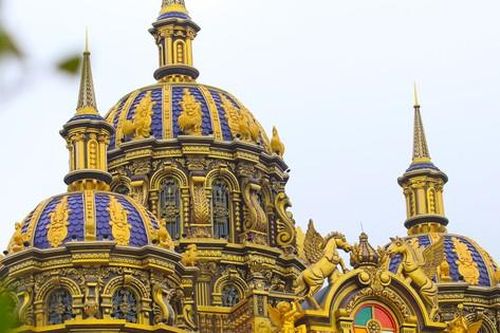 Nườm nượp check-in tòa lâu đài 'dát vàng' của đại gia kinh doanh phế liệu