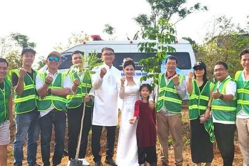 Độc lạ đám cưới trồng cây tri ân đất mẹ của đôi bạn trẻ Đắk Lắk