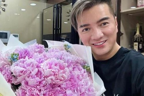 Showbiz 1/4: Đàm Vĩnh Hưng bị chất vấn giới tính