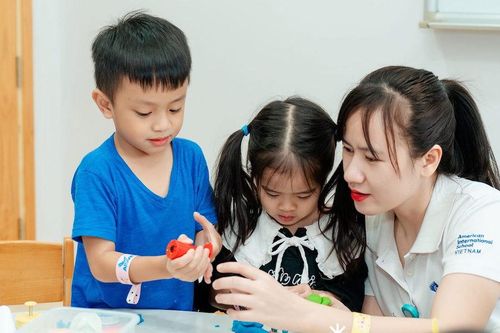 Chưa mở tài khoản ngân hàng, 1.200 học sinh trường quốc tế Mỹ vẫn nghỉ học