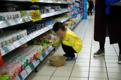 Cháu làm vỡ trứng bị đòi đền gấp 10 lần, lời của người bà làm cô bán hàng xấu hổ