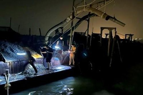 Liên tiếp bắt giữ 'cát tặc' trên sông Hồng