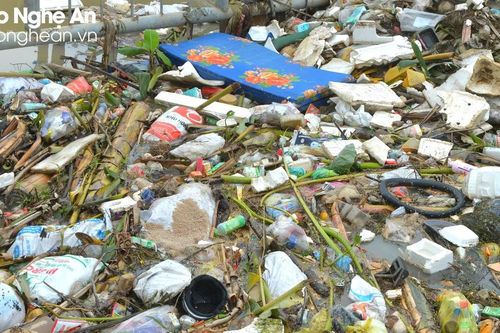 Rác thải 'bức tử' nhiều tuyến kênh ở huyện Quỳnh Lưu