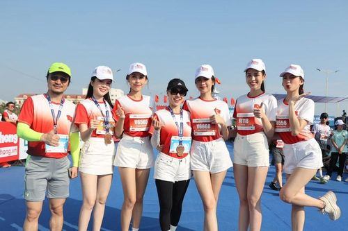 Dàn Hoa hậu tham gia nhiều hoạt động ý nghĩa hướng về biển đảo quê hương
