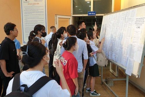 300 thí sinh dự thi V-SAT đầu tiên tại Tp.HCM để tuyển sinh đại học