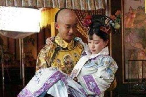 Hoàng đế có thể tùy ý sủng ái cung nữ, nhưng nếu cung nữ có thai, làm sao có thể chứng minh đó là hạt giống rồng?