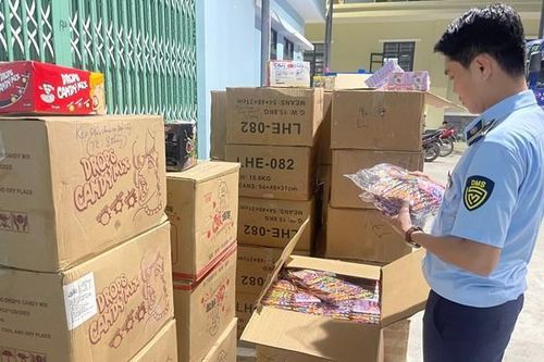 Thu giữ hơn 33.000 sản phẩm bánh kẹo không hóa đơn, chứng từ