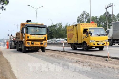 'Chạy đua' sửa chữa mặt đường Quốc lộ 1 Hà Tĩnh trước lễ 30/4