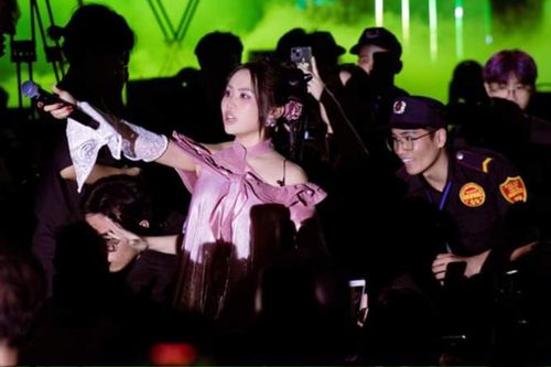 Phương Mỹ Chi tiếp tục đưa micro cho khán giả hát khi đi diễn: 'Cái kết' lần này ra sao?
