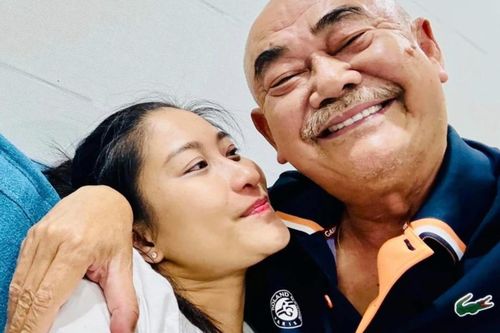 Vừa phủ nhận chuyện hẹn hò gái trẻ, NSND Việt Anh có hành động ẩn ý chuyện đang yêu